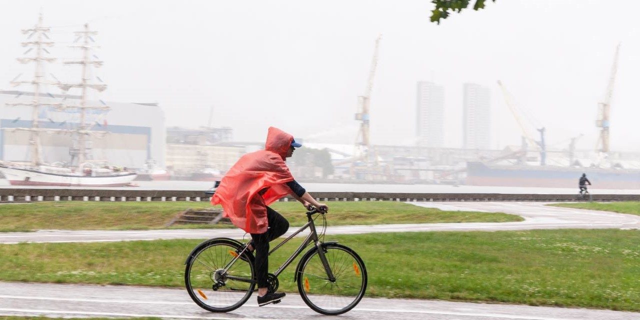 Fahrrad Regenbekleidung hält trocken und schützt vor Unterkühlung